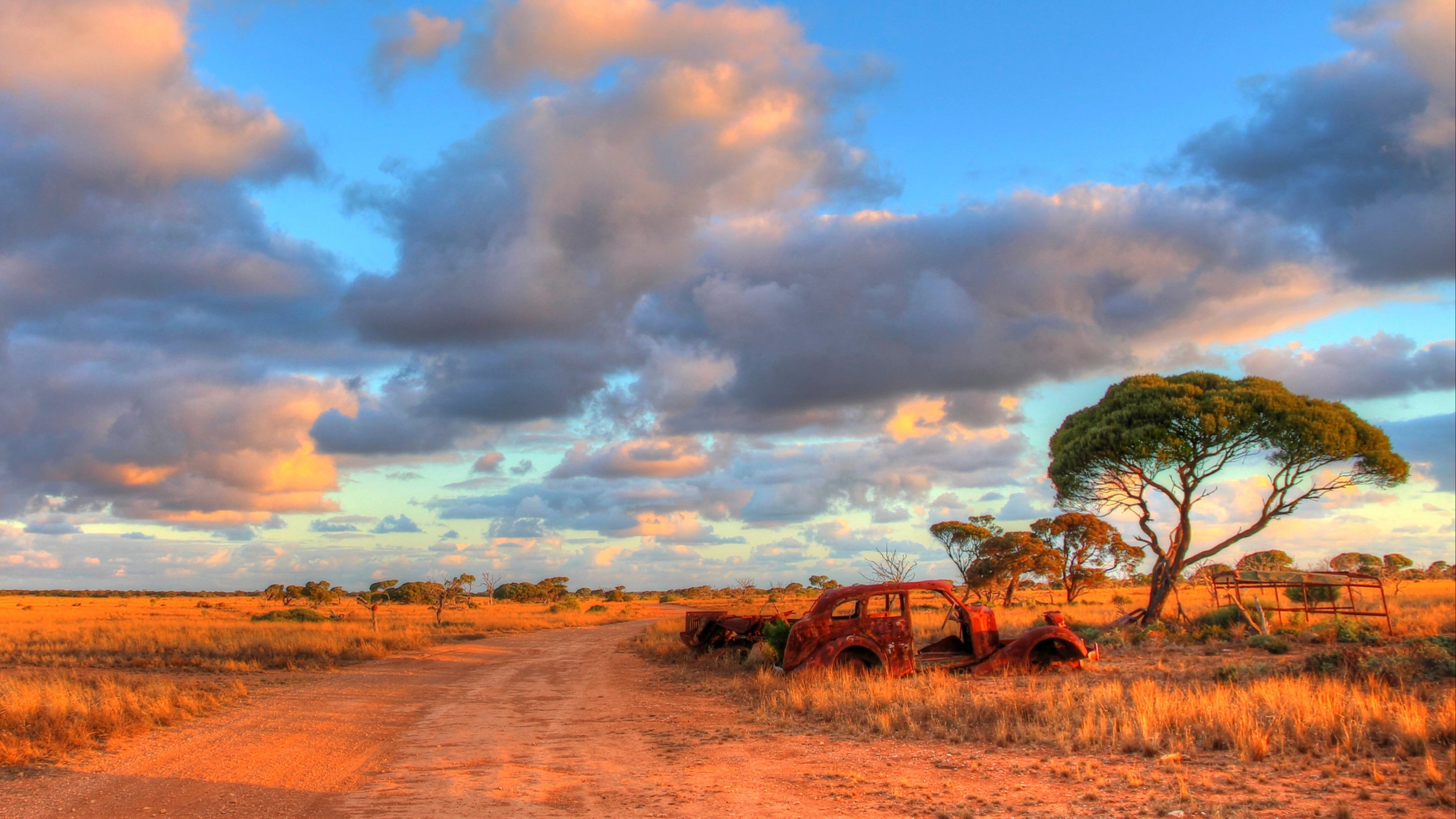 Blundstone symbol - Car in aussie outback